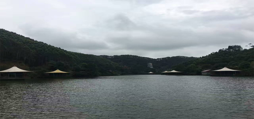 工業(yè)節(jié)能風(fēng)扇核心團(tuán)隊(duì)于景區(qū)乘船、觀賞山水
