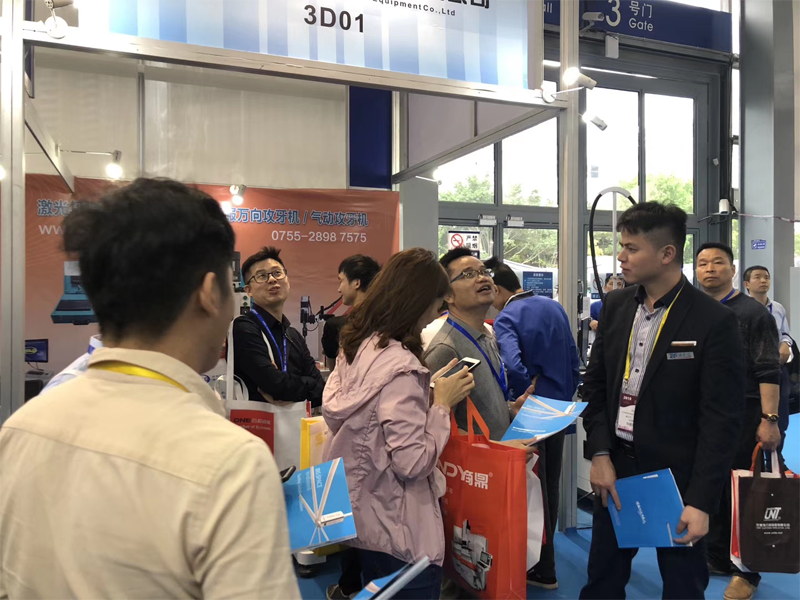瑞泰風工業大吊扇吸引前來觀摩的人流 
